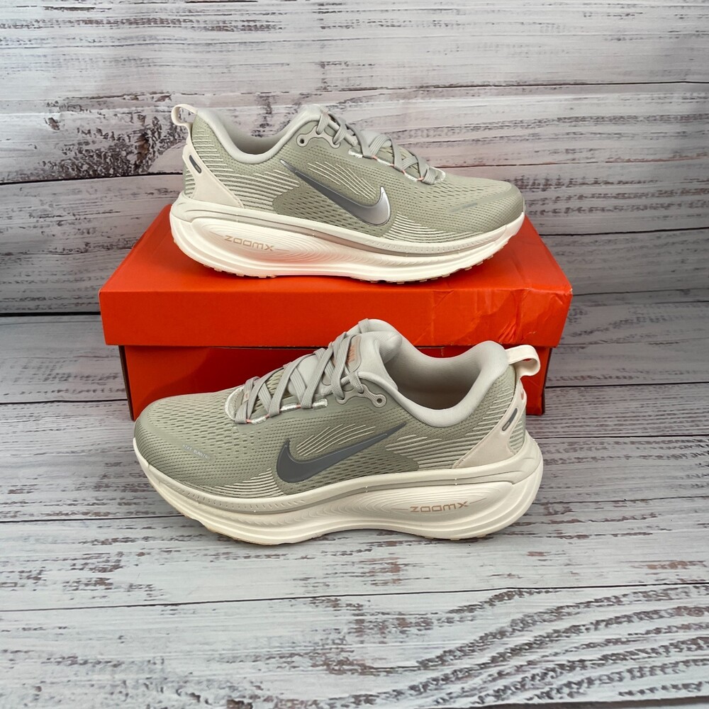 Nike Vomero 18 Womens US 7.5 Sneakers Light Bone Metallic Silver